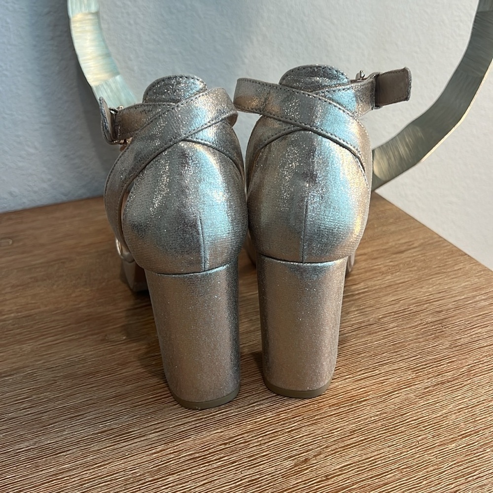 CL by LAUNDRY Starstone Platform Gold Heels - Picture 8 of 11